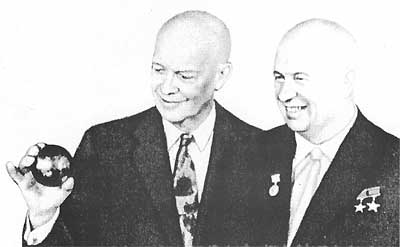 Н.С. Хрущев вручил президенту Д. Эйзенхауэру копию вымпела, доставленного на Луну. Сентябрь 1959 года