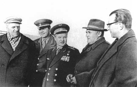 На полигоне в Тюратаме. Слева направо: Н.А. Пилюгин, A.M. Войтенко, Н.П. Каманин, С.П. Королев, Е.В. Шабаров. 1961 год