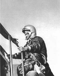 Юрий Гагарин направляется к лифту для подъема в космический корабль «Восток». 12 апреля 1961 года