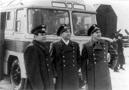 Ю.А. Гагарин, А.А. Леонов, П.И. Беляев перед полетом «Восхода»