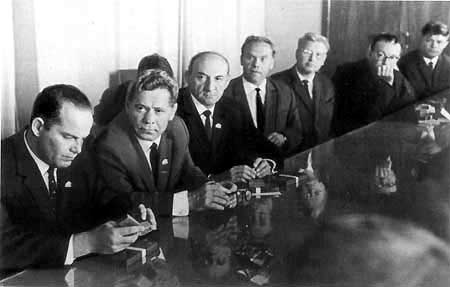В кабинете С.П. Королева. Слева направо: И.Б. Хазанов, Г.Я. Семенов, Б.Е. Черток, М.С. Хомяков, А.С. Кашо, Е.В. Шабаров, (?)