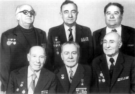 Ветераны командно-измерительного комплекса. Слева направо: сидят В.Ф. Штамбург, Г.А. Тюлин, А.С. Мнацаканян; стоят Б.А. Покровский, П.А. Агаджанов, Э.М. Коган
