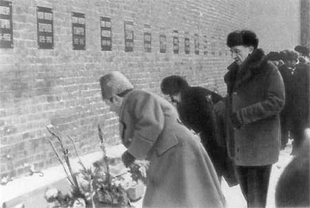У Кремлевской стены. Возложение цветов к месту захоронения праха Ю.А. Гагарина