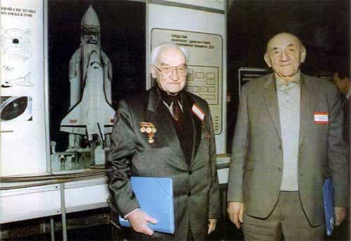 В.А. Котельников /слева) и Б.Е. Черток на выставке, посвященной 10-летию первого полета многоразовой космической системы «Энергия»-«Буран» 