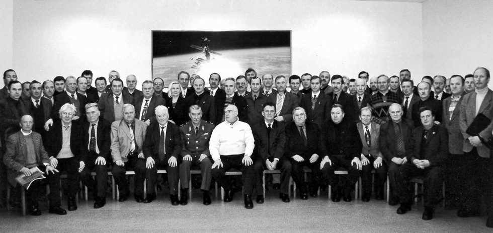 <b>Фото 13</b> Участники последнего заседания Технического руководства и Межведомственной государственной комиссии после запуска ТГК «Прогресс М 1–5» на космодроме Байконур