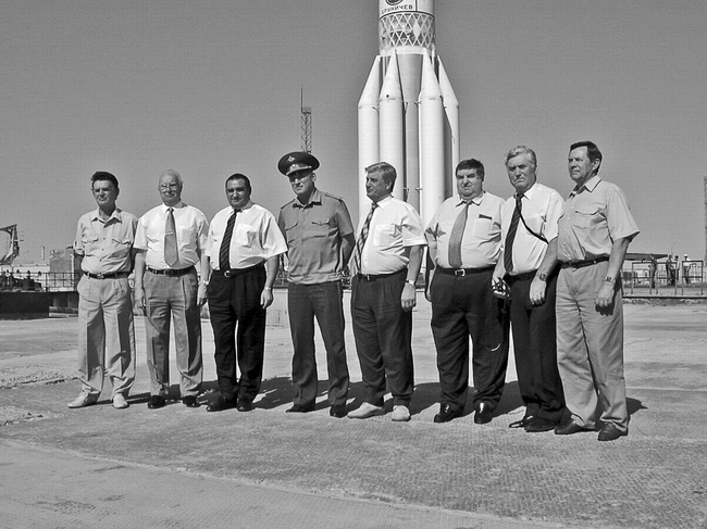<b>Фото 17</b> Руководители промышленности и космодрома на стартовой площадке