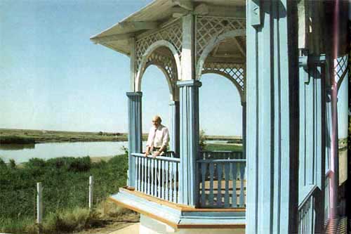 В «беседке Гагарина» на берегу Сырдарьи. Октябрь 1997 года
