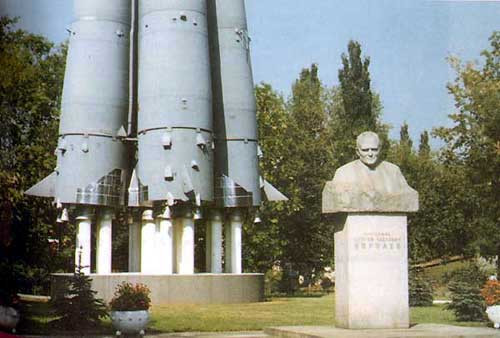 Памятник С.П. Королеву на территории РКК «Энергия»