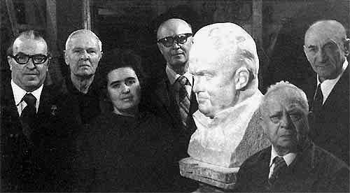 В студии скульптора З.М. Виленского. Слева направо: Е.В. Шабаров, П.А. Цыбин, Н.С. Королева, С.С. Крюков, З.М. Виленский, Б.Е. Черток
